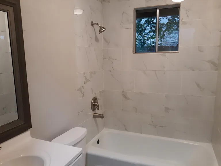 910-912 E Austin Ave #910 — Photo 16