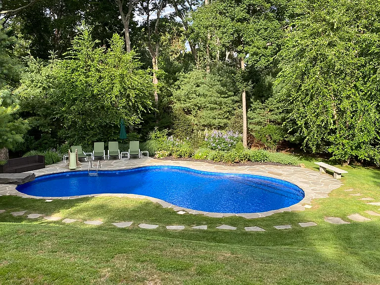 14 Hedges Banks Dr — Photo 25
