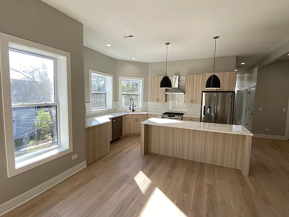 3rd image of 1316 N Maplewood Ave #2
