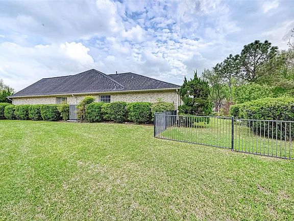 3rd image of 702 Country Meadows Dr