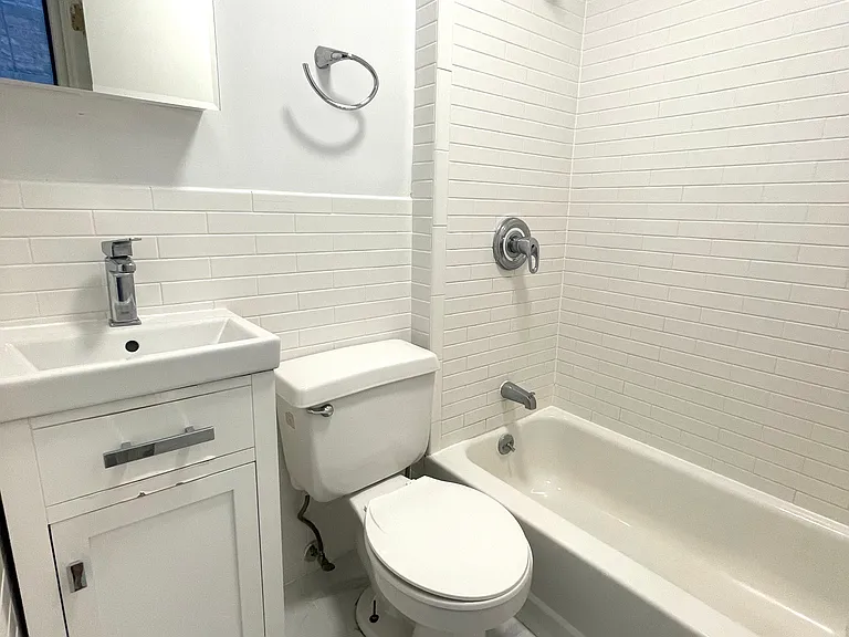 336 E 13th St #E2 — Photo 3