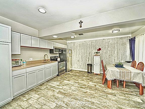3rd image of 3373 Beacon St Unit 8