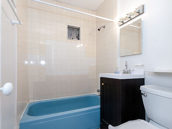 4th image of 1247 W Wellington Ave #2R