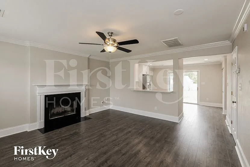 3 bed, 3.0 bath, 1306 sqft, $2,080 — Photo 2