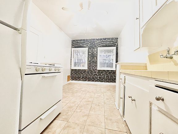4th image of 608 S Dunsmuir Ave APT 104