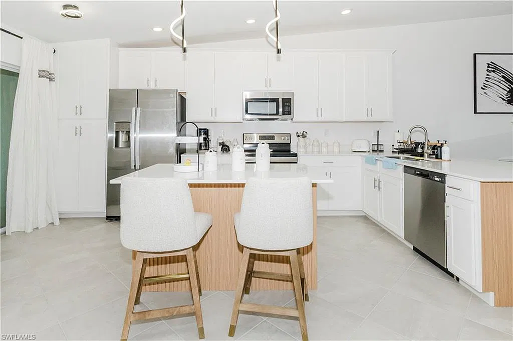 2 bed, 2.0 bath, 1355 sqft, $5,995 — Photo 4