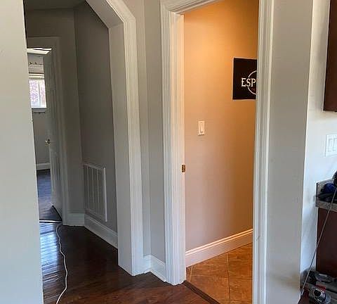 hall bath to bedrooms