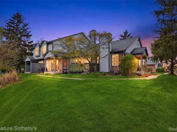 452 Nicolet St #1, Walled Lake, MI 48390