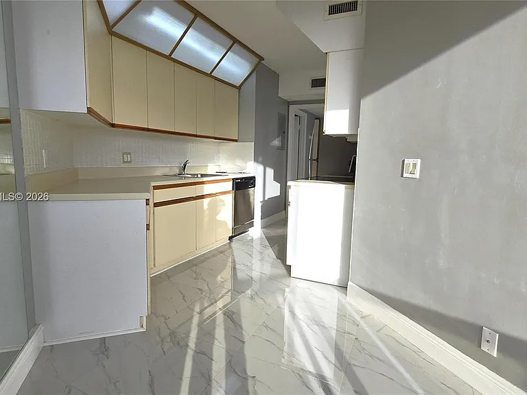 3610 Yacht Club Dr #615 — Photo 5