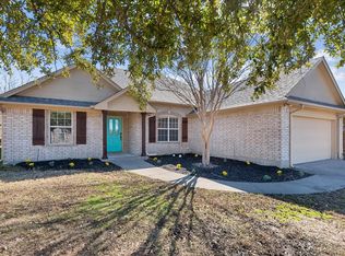 815 Oakmont Dr, Ennis, TX 75119