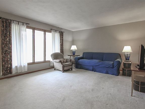 3rd image of 302 Emery Dr