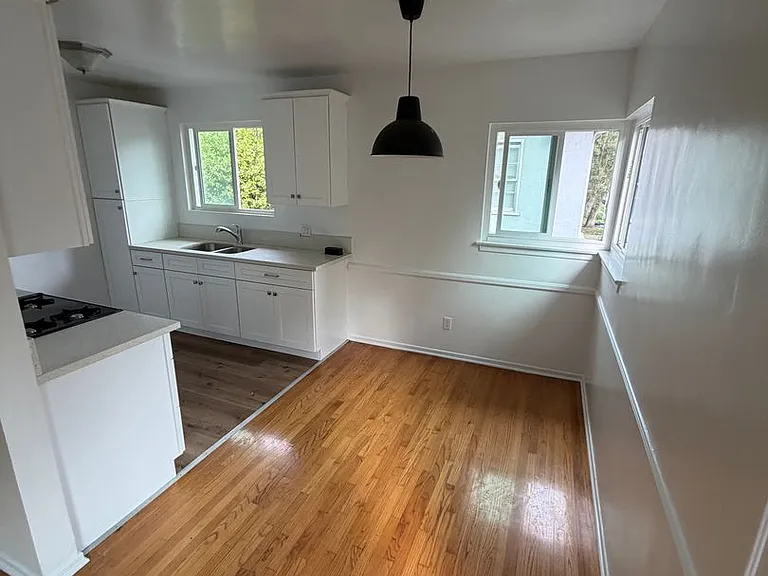 435 S Hoover St — Photo 7