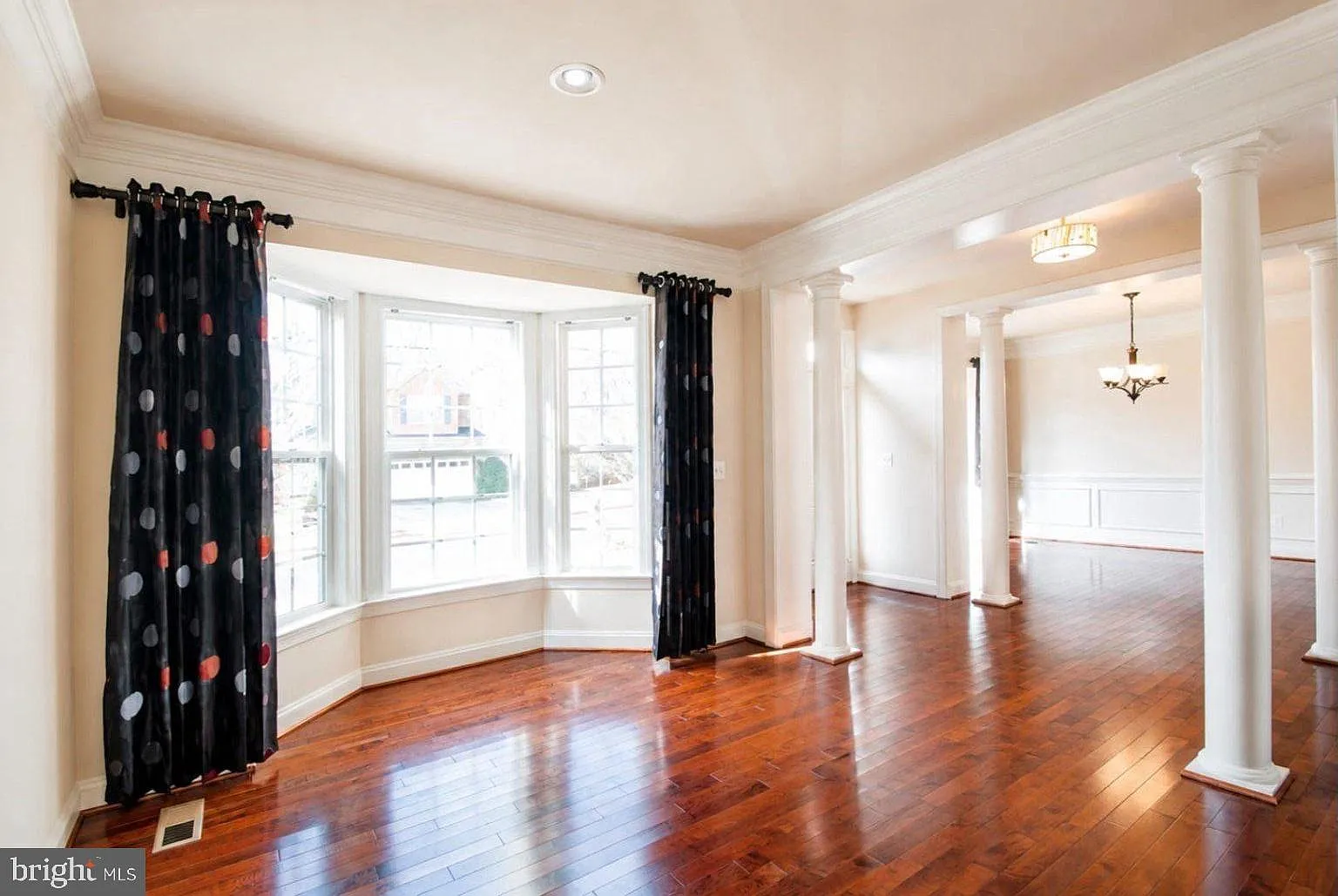 5 bed, 4.0 bath, 4542 sqft, $4,195 — Photo 2