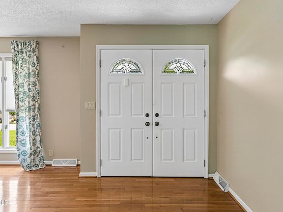 4th image of 113 Oakwood Ln