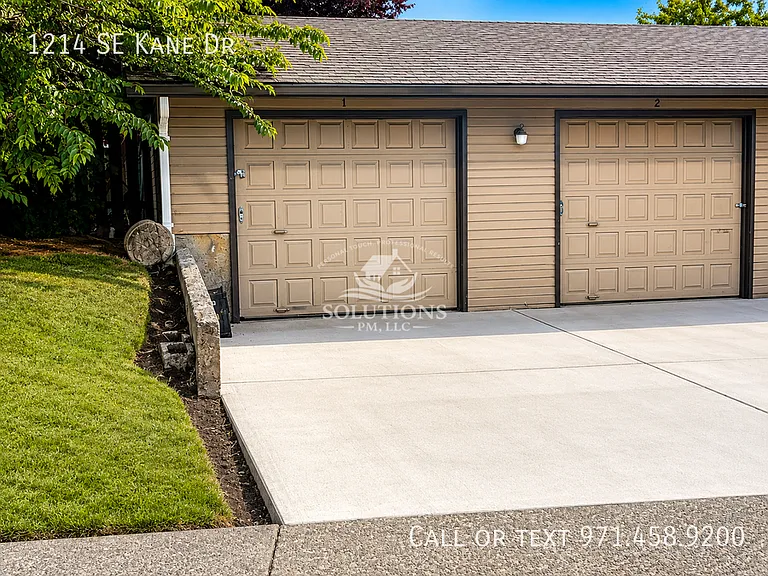 1214 SE Kane Dr — Photo 2
