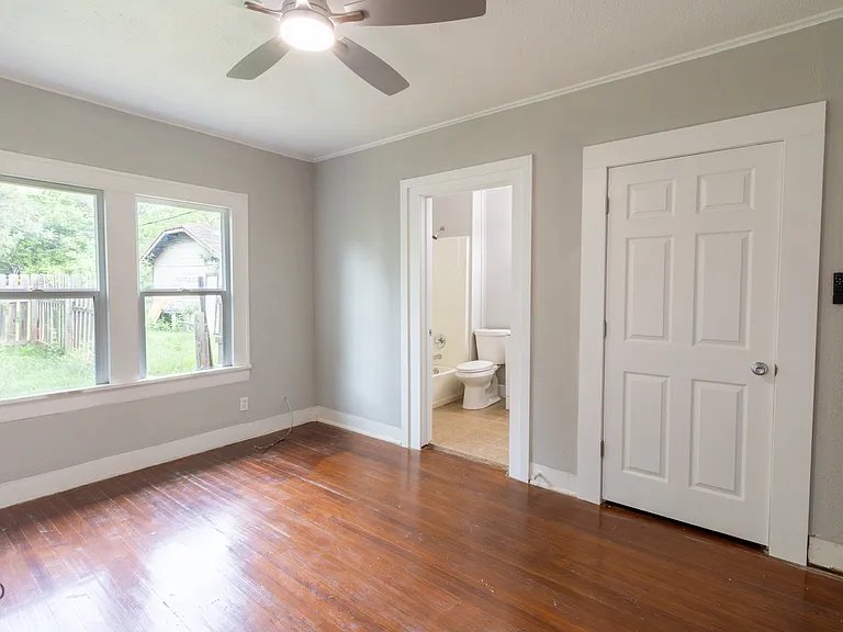 1824 Collins Ave #1/2 — Photo 9