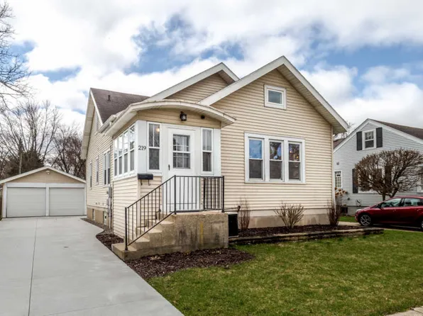 219 W 3rd St, Oconomowoc, WI 53066