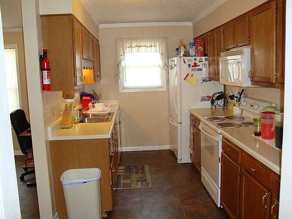 3rd image of 121 Crandell Ct