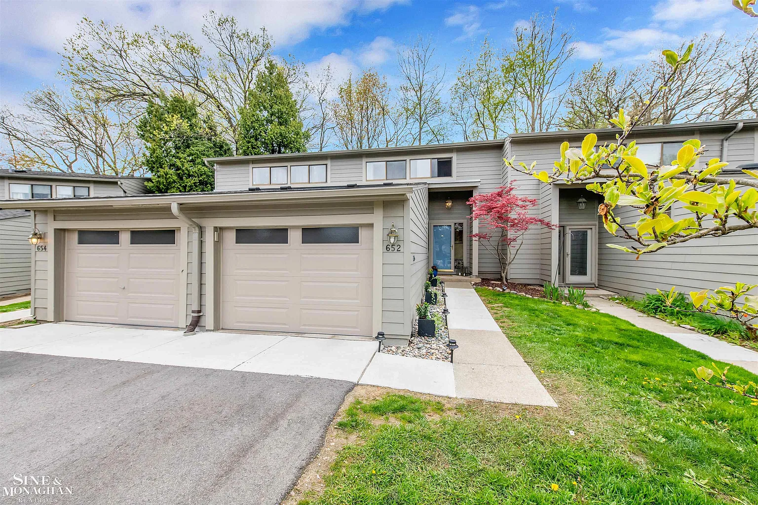 652 Peninsula Ct photo 1
