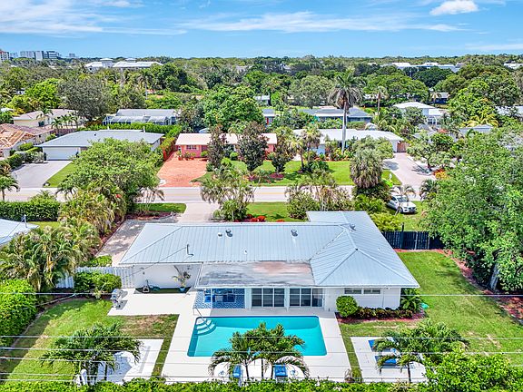 double lot completely fenced in - very quiet neighborhood Westlake