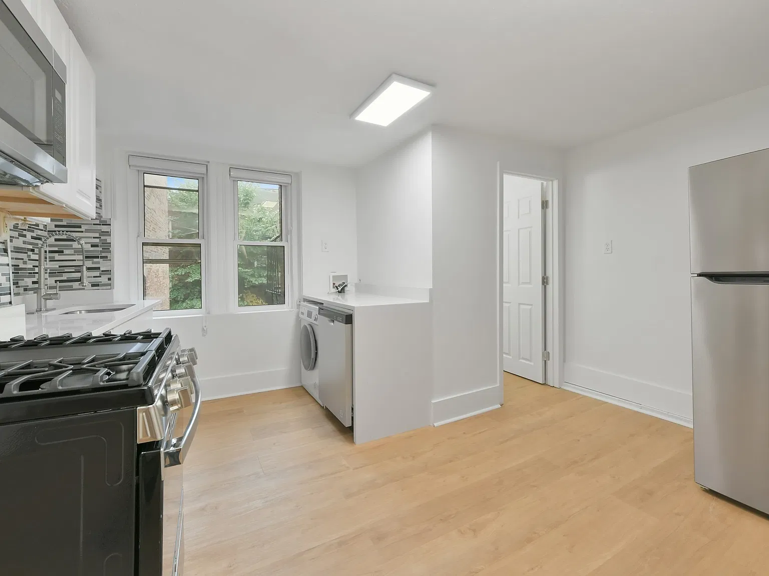 2 bed, 1.0 bath, 700 sqft, $3,500 — Photo 3