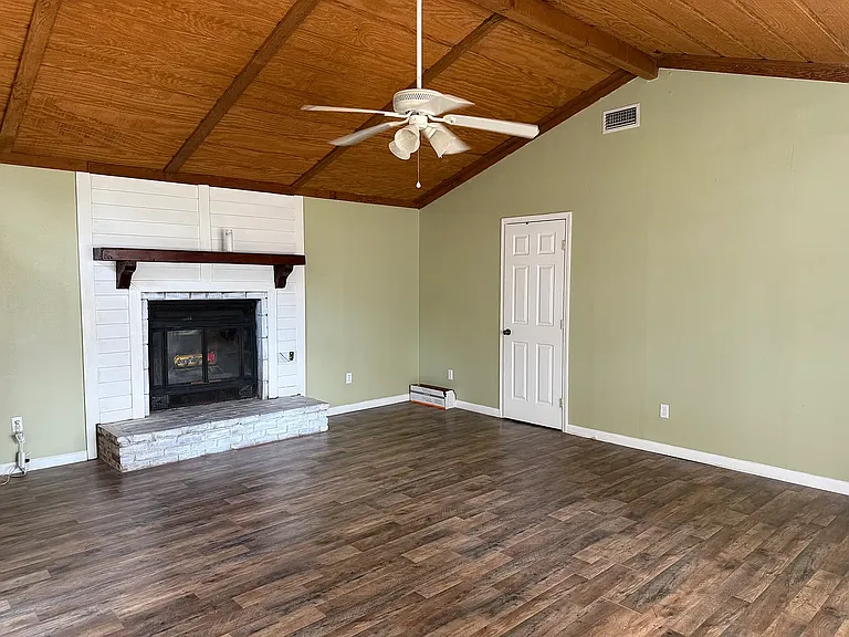 1926 Longview Dr — Photo 3