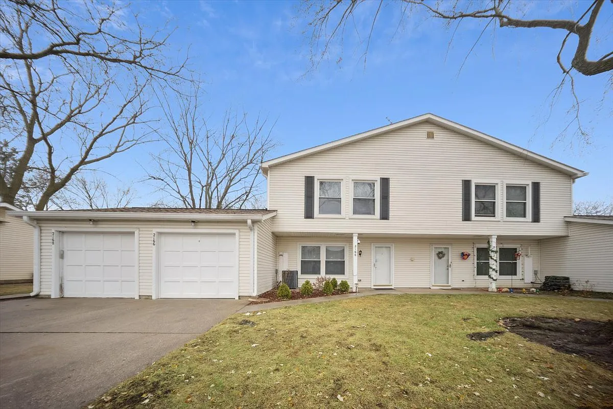 3 bed, 1.5 bath, 1300 sqft, $2,500 — Photo 1
