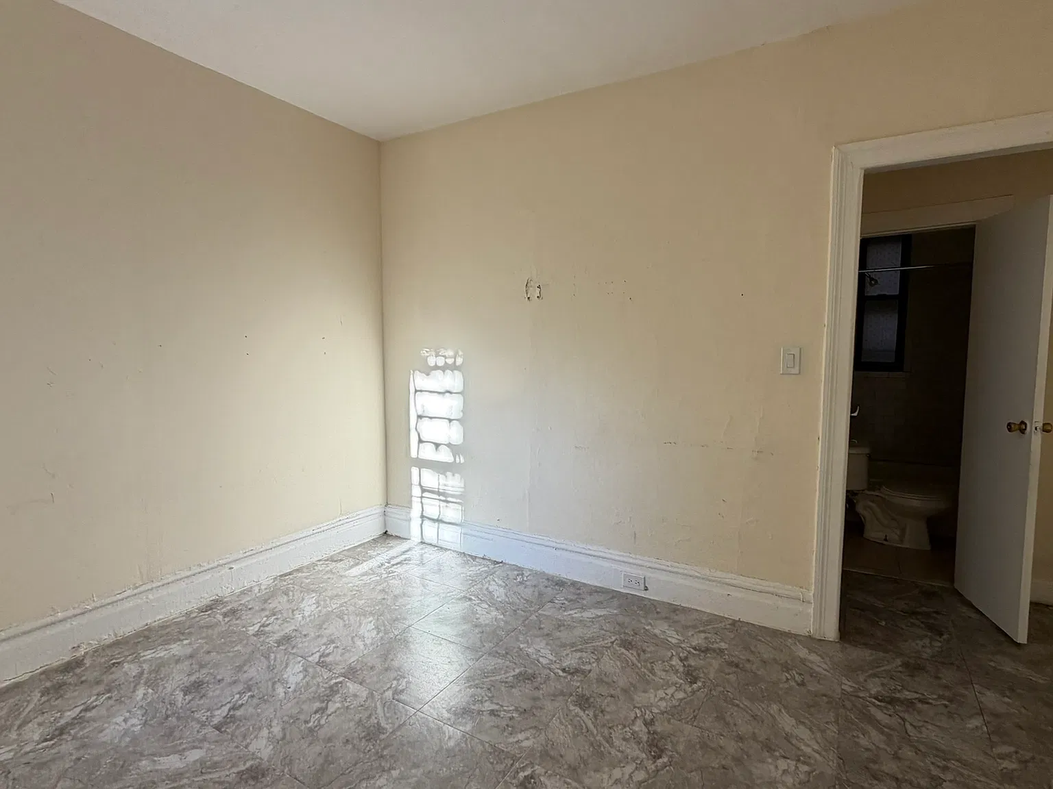 37-31 Crescent Street — Photo 3