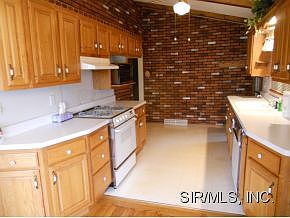 3rd image of 915 Robert Dr