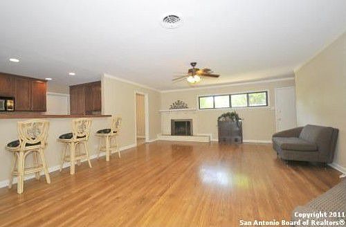 5th image of 310 Calumet Pl