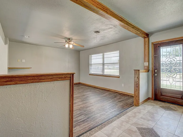 1401 Hampton Dr — Photo 3