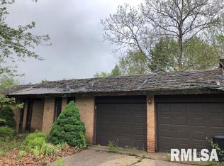 10 Heath Ct, Macomb, IL 61455