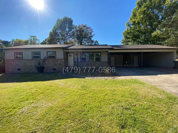 2831 N Strawberry Dr, Fayetteville, AR 72703