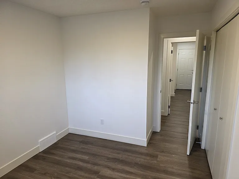 908 Canford Cres SW — Photo 13