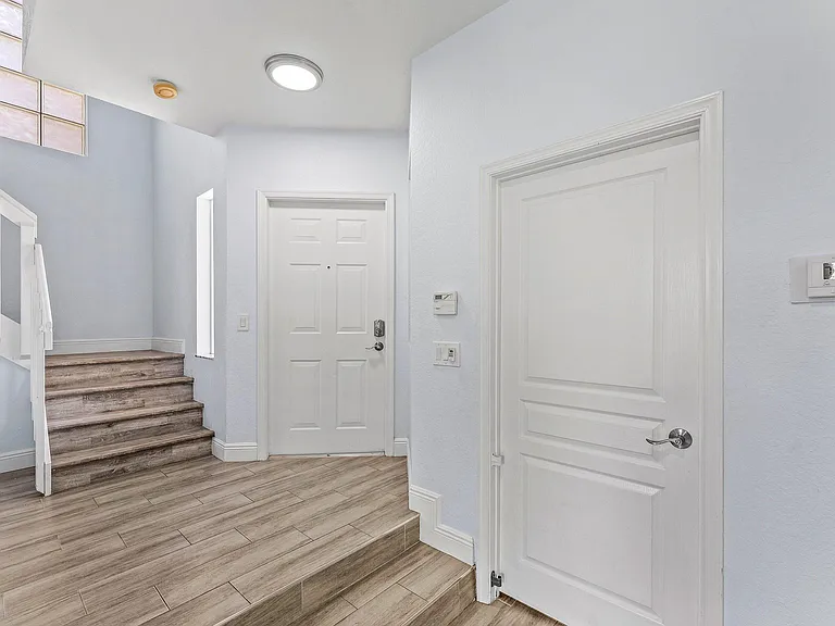 5477 Queenship Ct — Photo 6