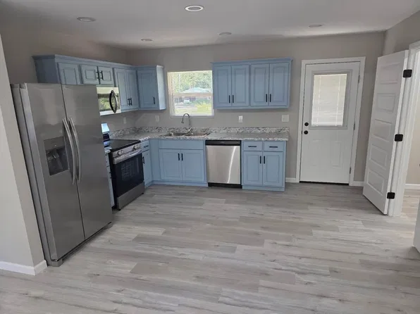 111 Holly Hill Dr, Lyons, GA 30436