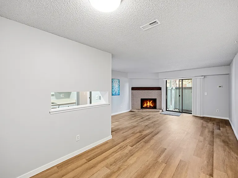 E 1st Dr — Photo 2