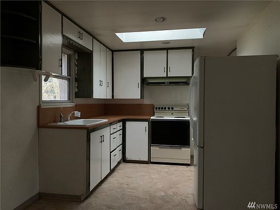 3rd image of 3823 Sunset Dr W