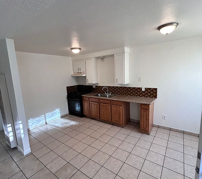 1st image of 471 Birdwell St #1