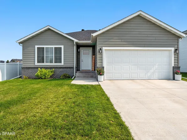 5851 Lou Ann St, Grand Forks, ND 58201