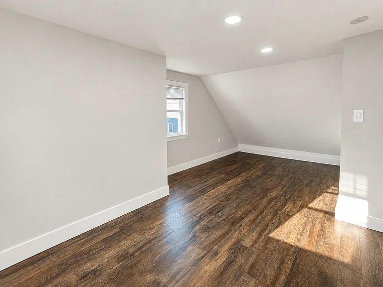 31 Adrian St — Photo 19