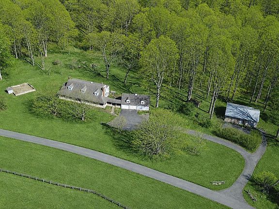3rd image of 2712 Crystal Ln