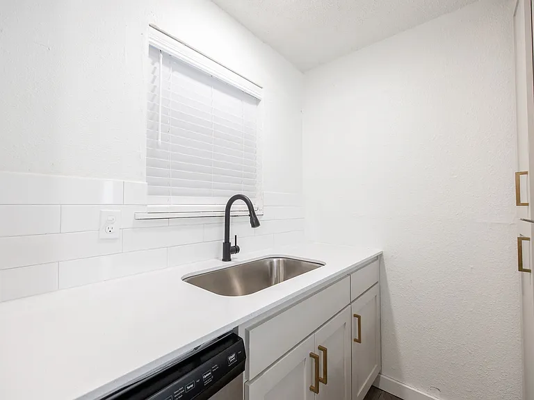 130 NW 17th St #D — Photo 14