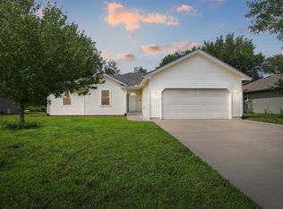 320 NE Aspen Ln, Topeka, KS 66617