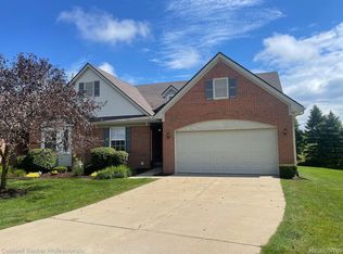 7027 Iris Ct, Grand Blanc, MI 48439