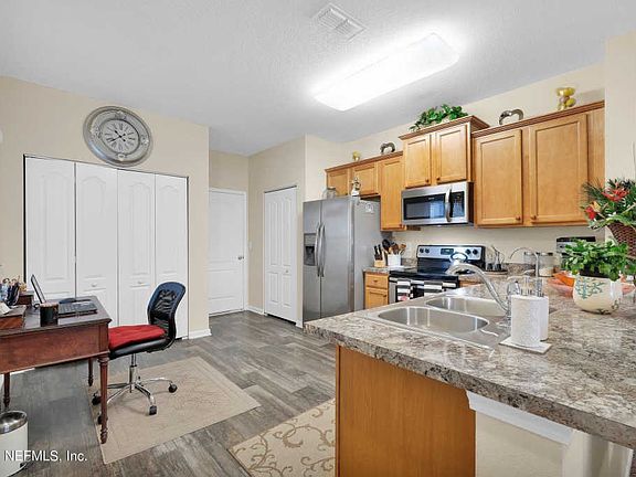4th image of 147 Whitland Way