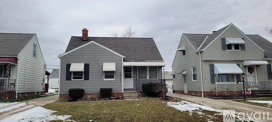 15903 Maplewood Ave photo 1