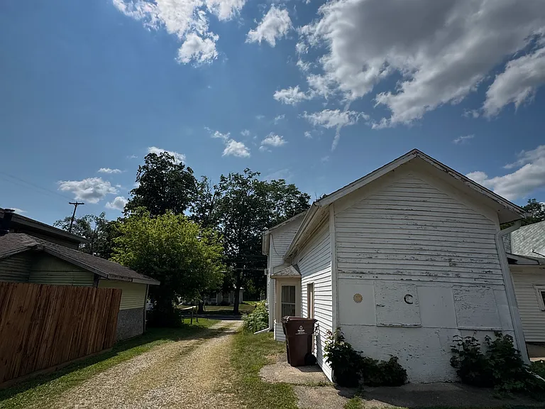 216 N Capital Ave — Photo 2