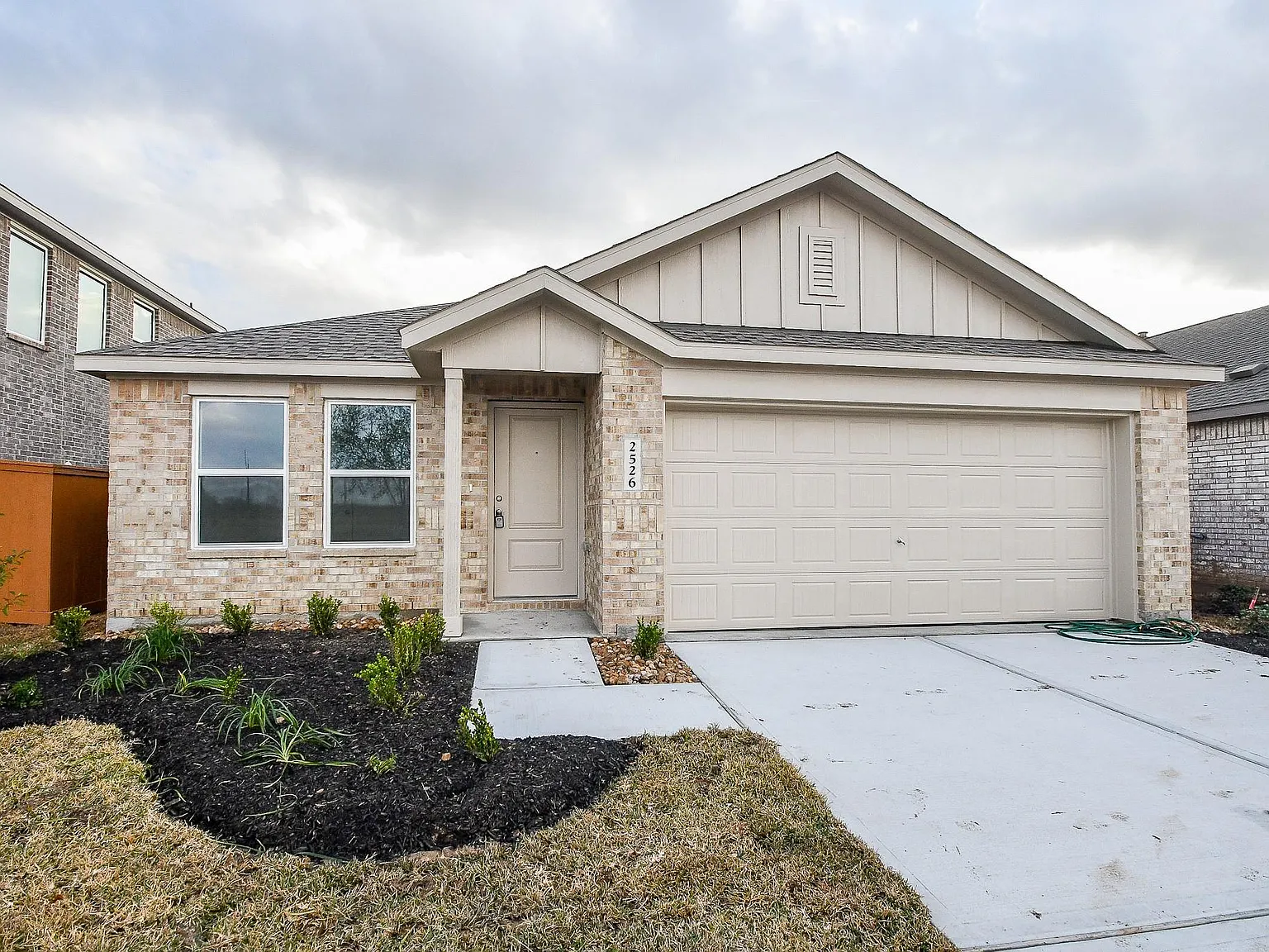 4 bed, 2.0 bath, 1736 sqft, $2,400 — Photo 3