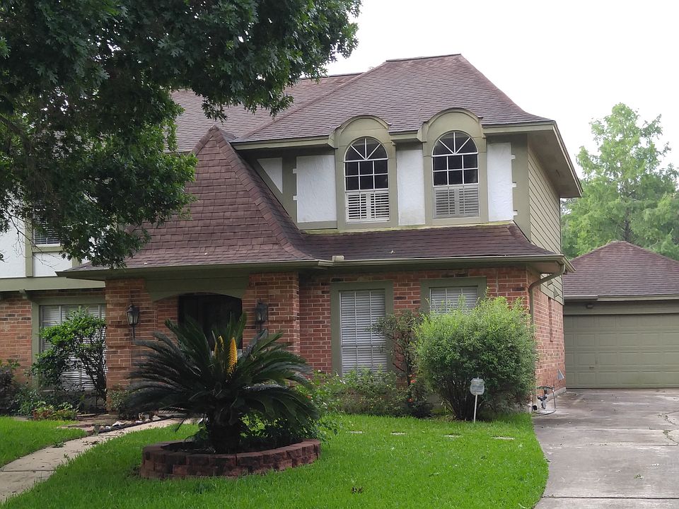 Nice curb appeal, large tree